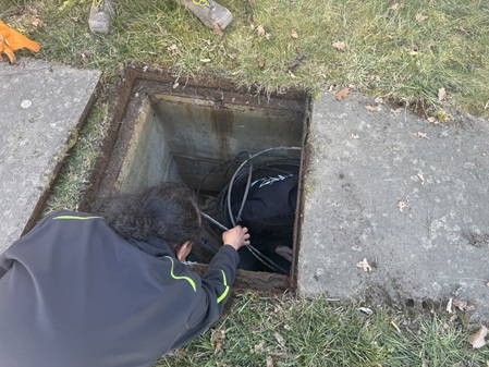 Suche nach Leitungsverläufen in einem Versorgungsschacht